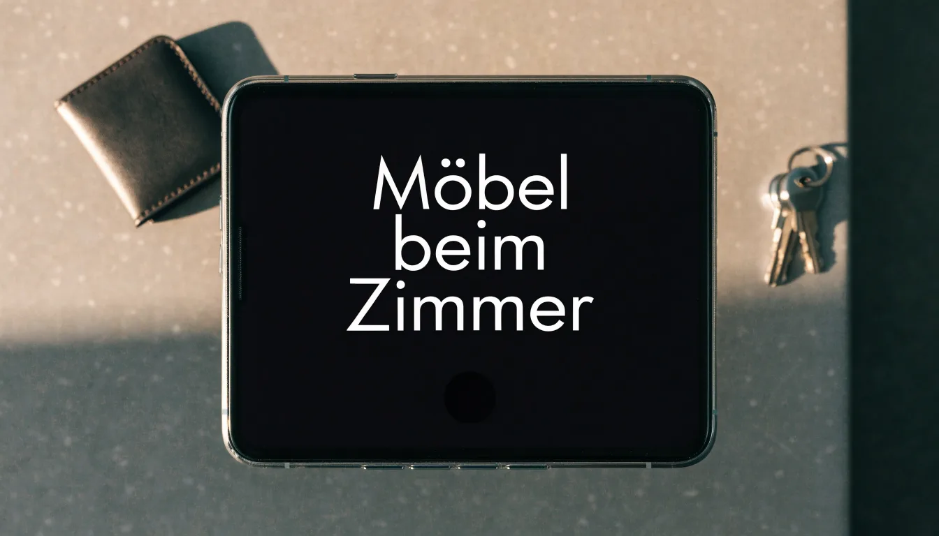 Ein Brückengeländer aus Stahl über einem Gebirgsfluss im Gegenlicht, darunter schäumendes Wasser.